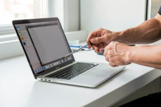 Technicien qui répare un MacBook sur un établi